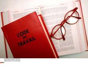 le livre rouge du droit du travail avec une paire de lunettes